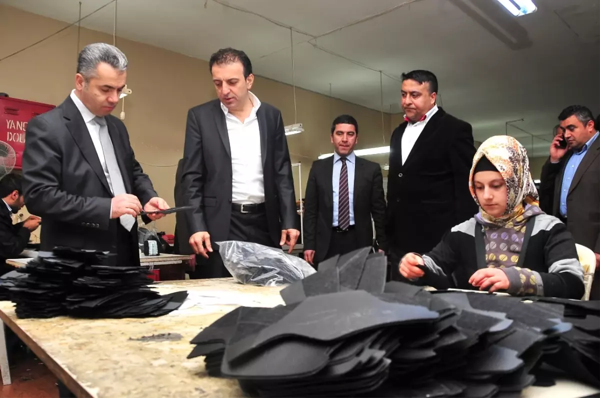 Başkan Uzun, Hangar Ayakkabı Fabrikası\'nı Ziyaret Etti