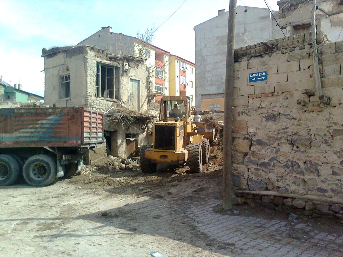 Bor'da Eski Binalar Yıkılıyor