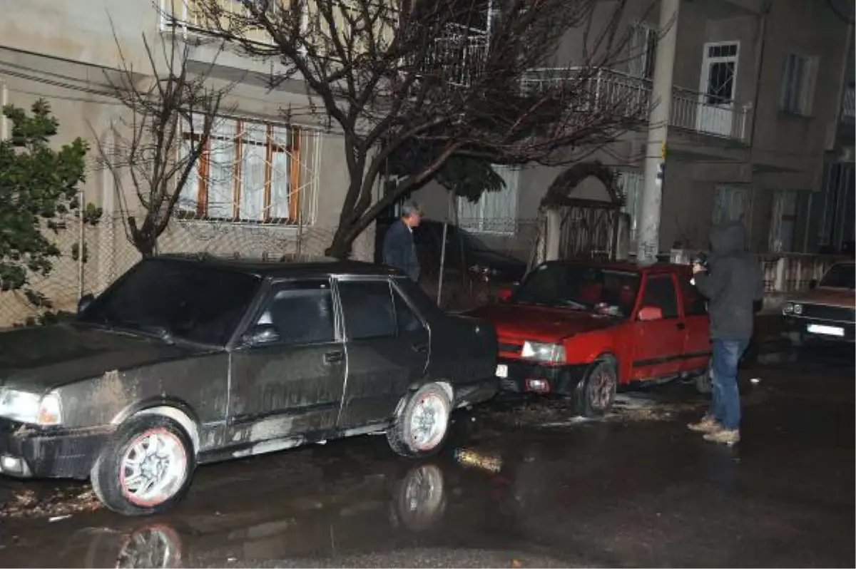 Bornova\'da Üç Otomobil Kundaklandı