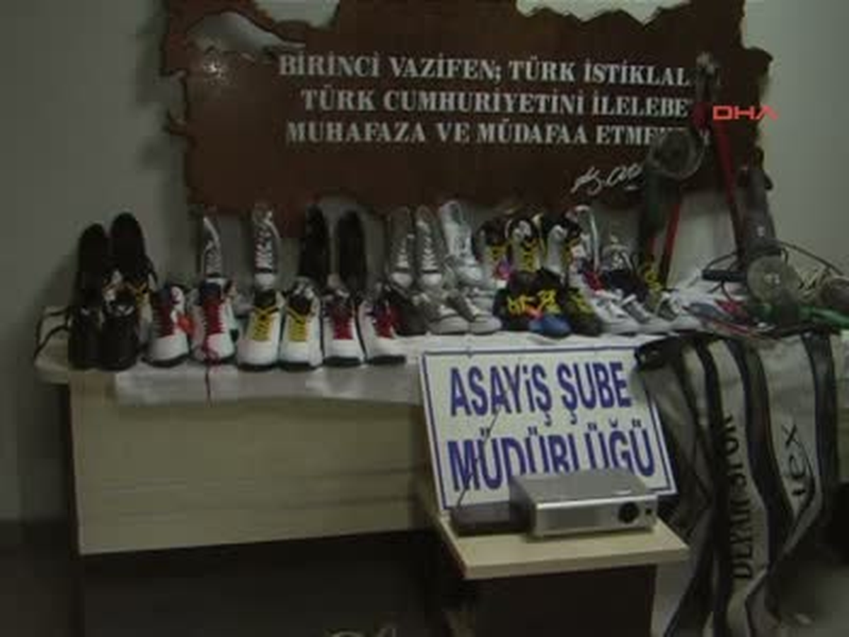 Çaldıkları Ayakkabıları Giyince Yakalandılar