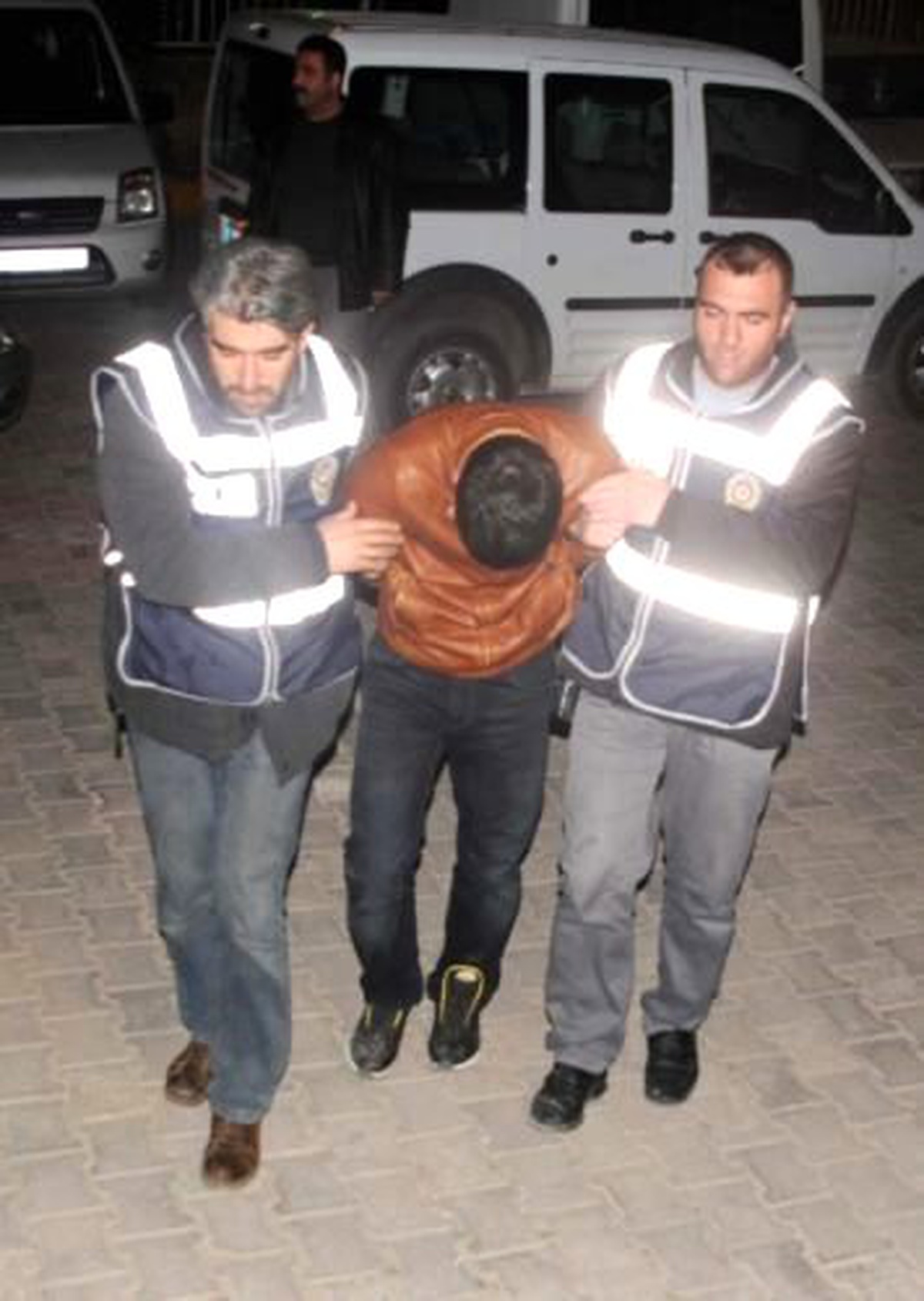 Çaldıkları Ayakkabıları Giyince Yakalandılar