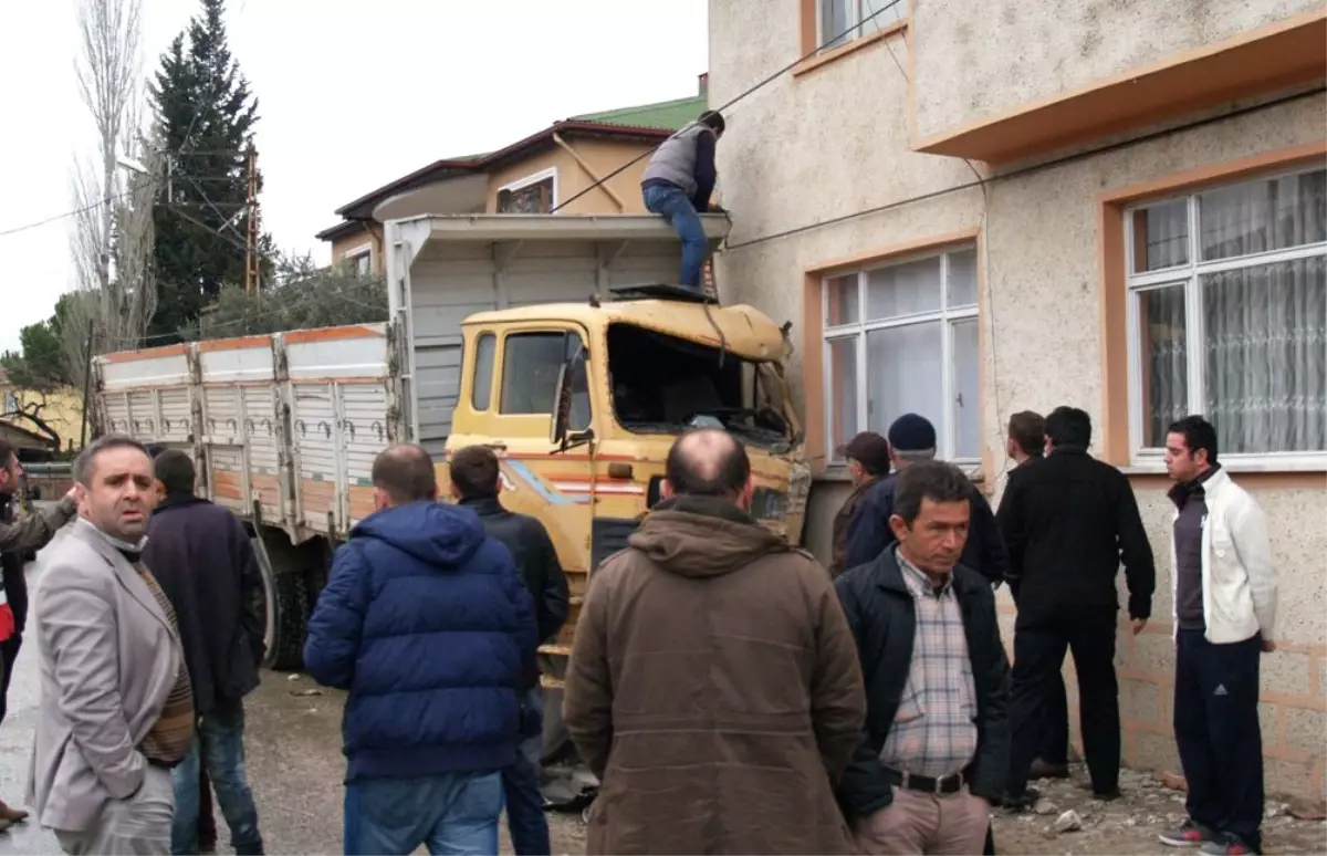 Direksiyonu Kilitlenen Kamyon Eve Girdi