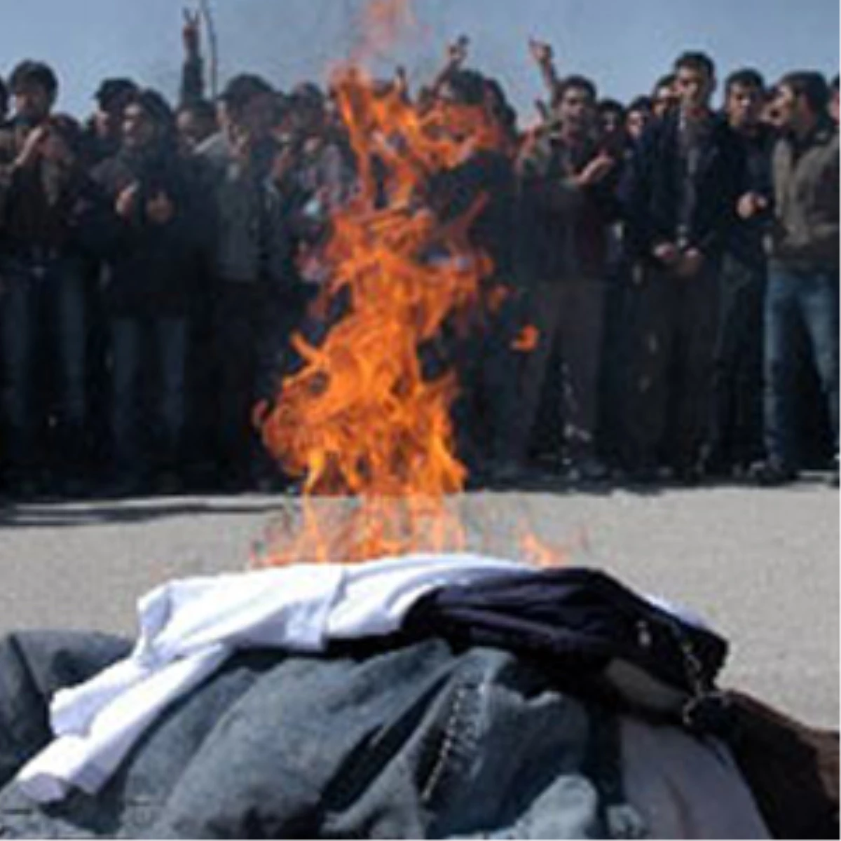 Diyarbakır\'da Nevruz Afişleri Toplatıldı