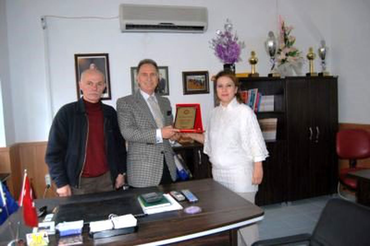 Ergin Karlıbel\'e Plaket