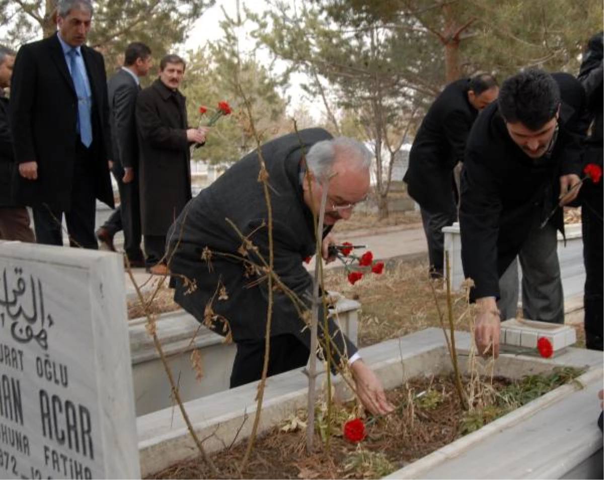 Erzincan Depremi\'nde Hayatını Kaybedenler Anıldı