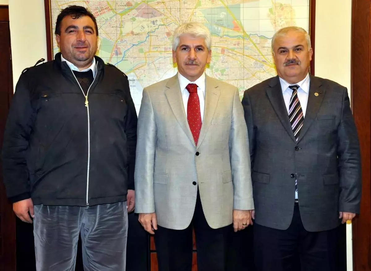 Eskişehir Pazarcılar Odası Başkanı Naci Şahin, Odunpazarı Belediye Başkanı Burhan Sakallı'yı...