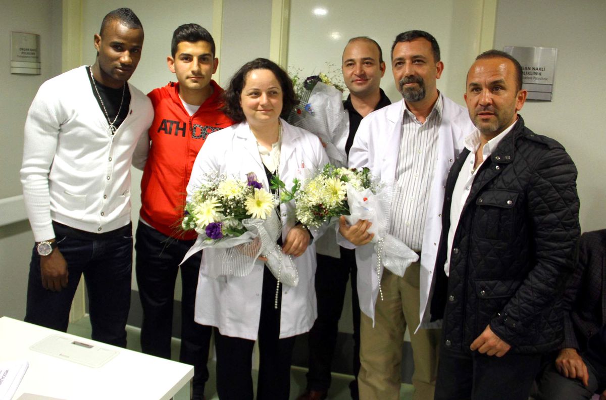 Futbolculardan Doktorlara Tıp Bayramı Kutlaması