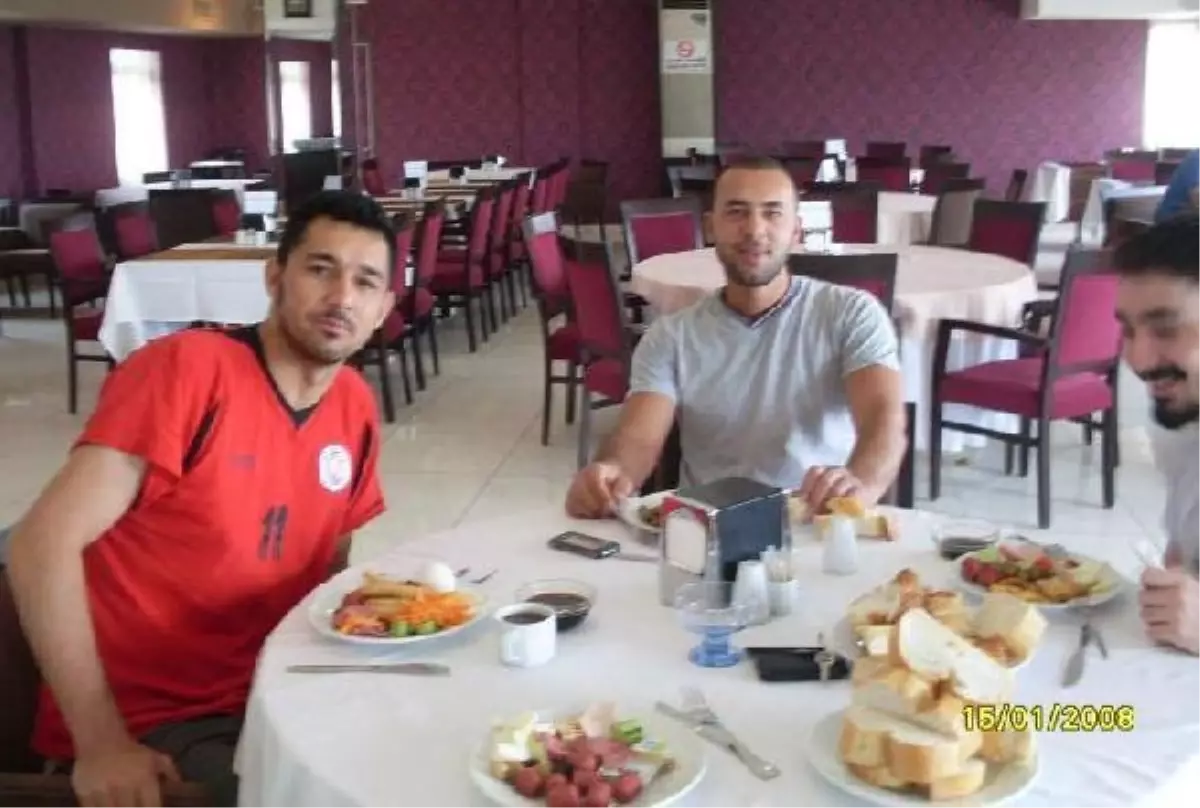 Genç Voleybolcu Kahvedeki Silahlı Kavgada Öldü