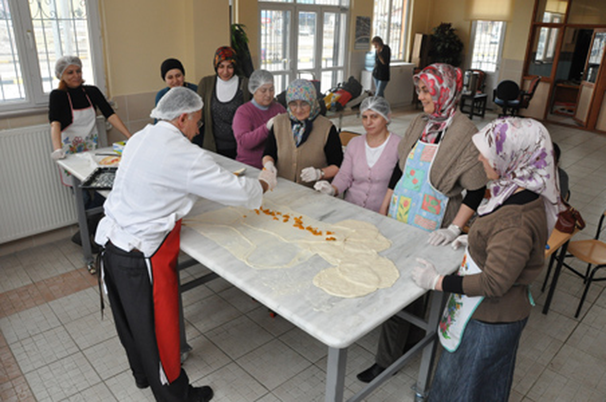 Gölbaşılı Kadınlar Pasta Kursunda