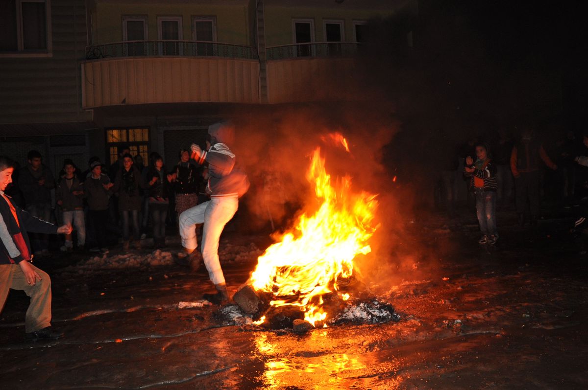 Hakkari\'de İlk Nevruz Ateşi Yakıldı