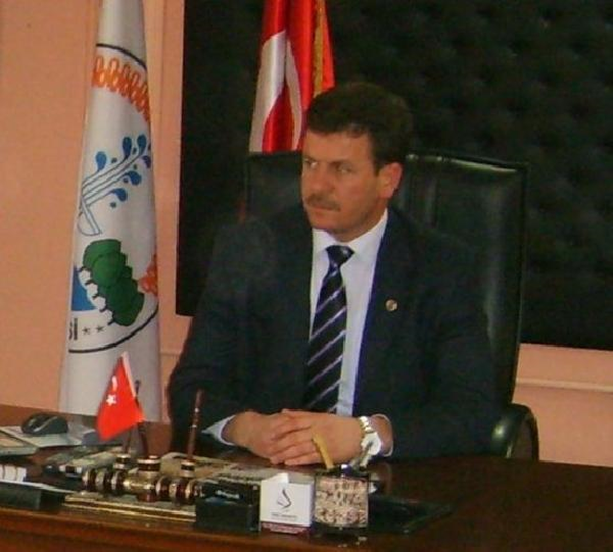 Harçlık Vermeyen Başkanın Makamını Pompalı Tüfekle Bastı