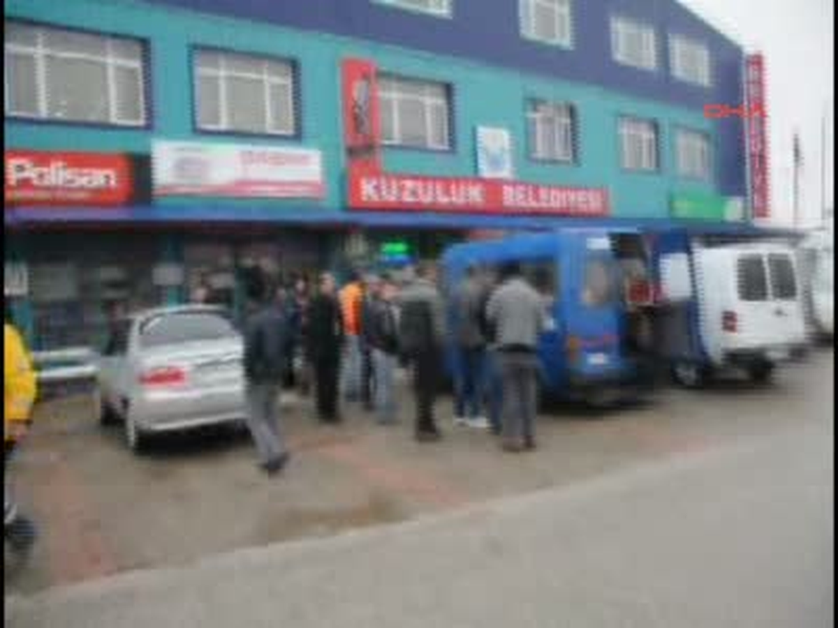 Harçlık Vermeyen Belediye Başkanını Pompalı Tüfekle Makamında Vurmak İstedi