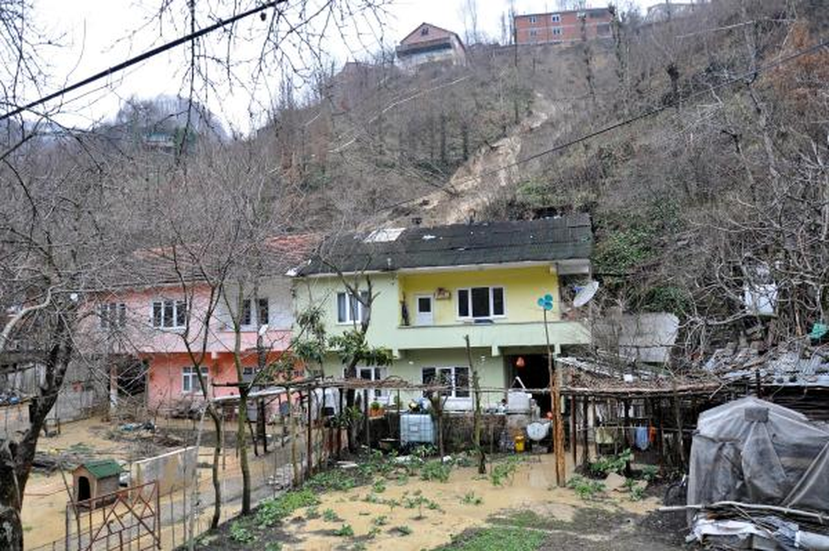 Heyelanda Hasar Gören 4 Ev Tahliye Edildi