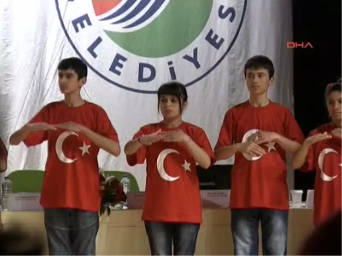 İstiklal Marşı\'nı İşaret Diliyle Okudu