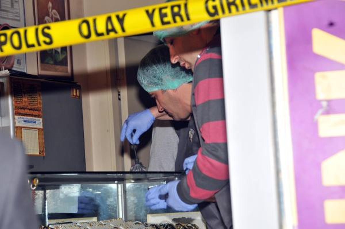Kar Maskeli, Silahlı 4 Kişi Kuyumcuyu Soydu
