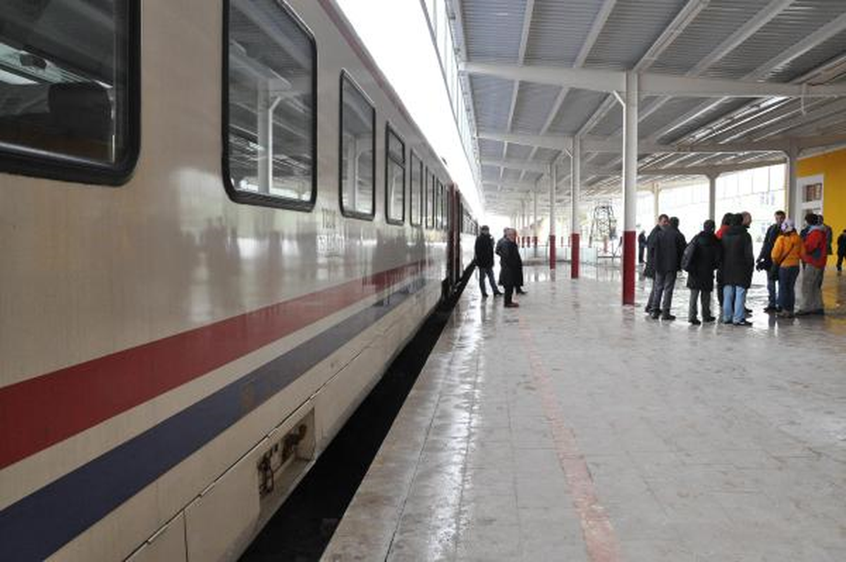 Kar Yağışı Tren Seferlerini de Aksattı