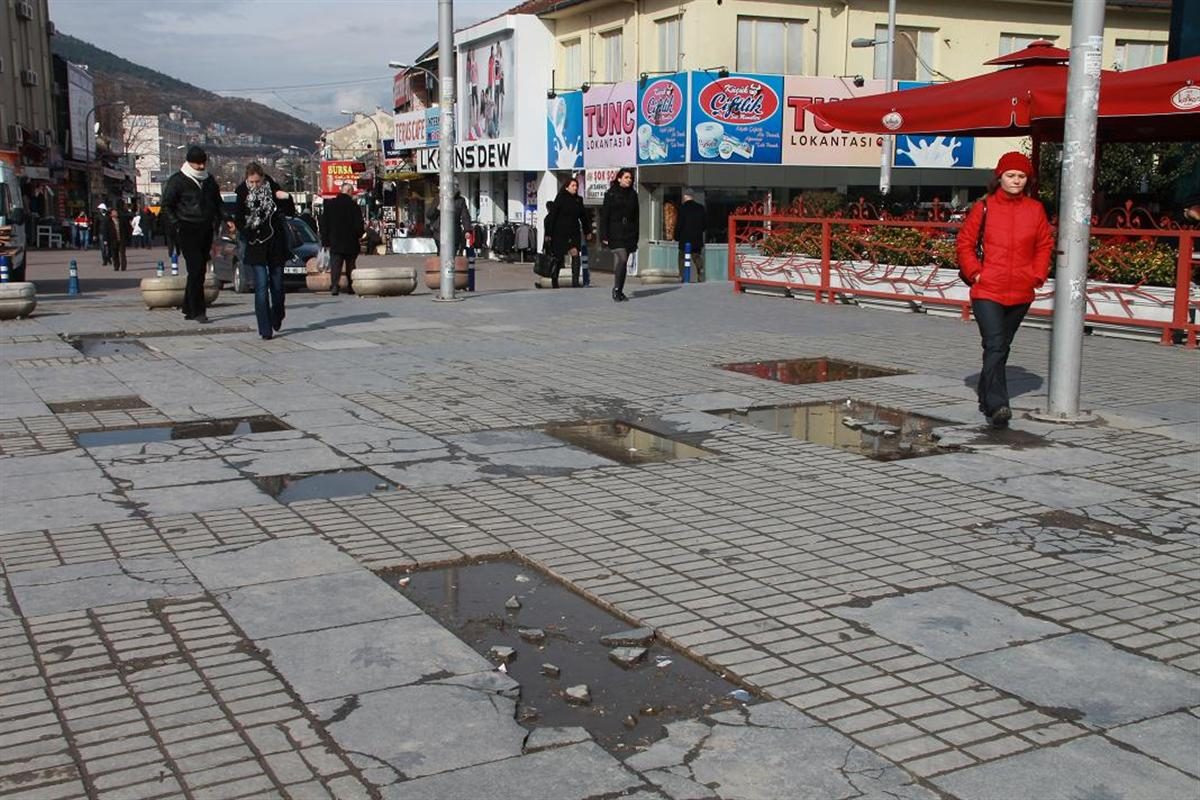 Kent Meydanında Kırık Parke Taşları Yürümeyi Güçleştiriyor