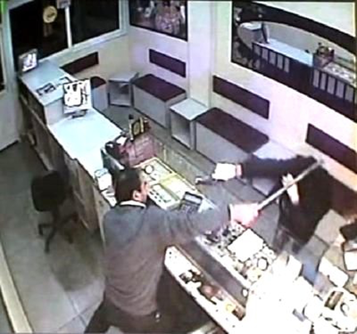 Kuyumcu, Silahlı Soyguncuyu Demir Çubukla Yaraladı