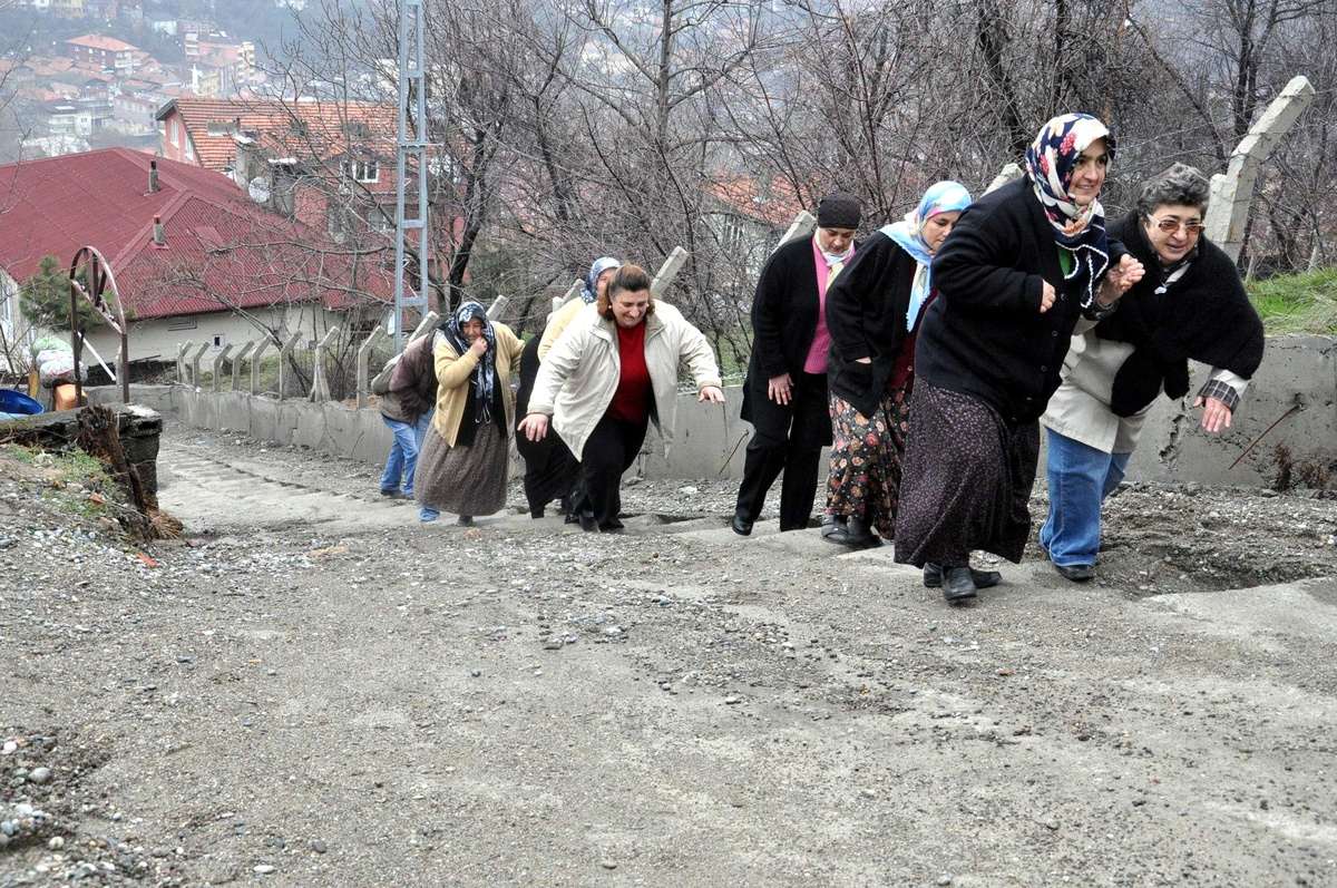 Mahallelinin Yol Çilesi: "Yol Değil, Kayak Pisti"