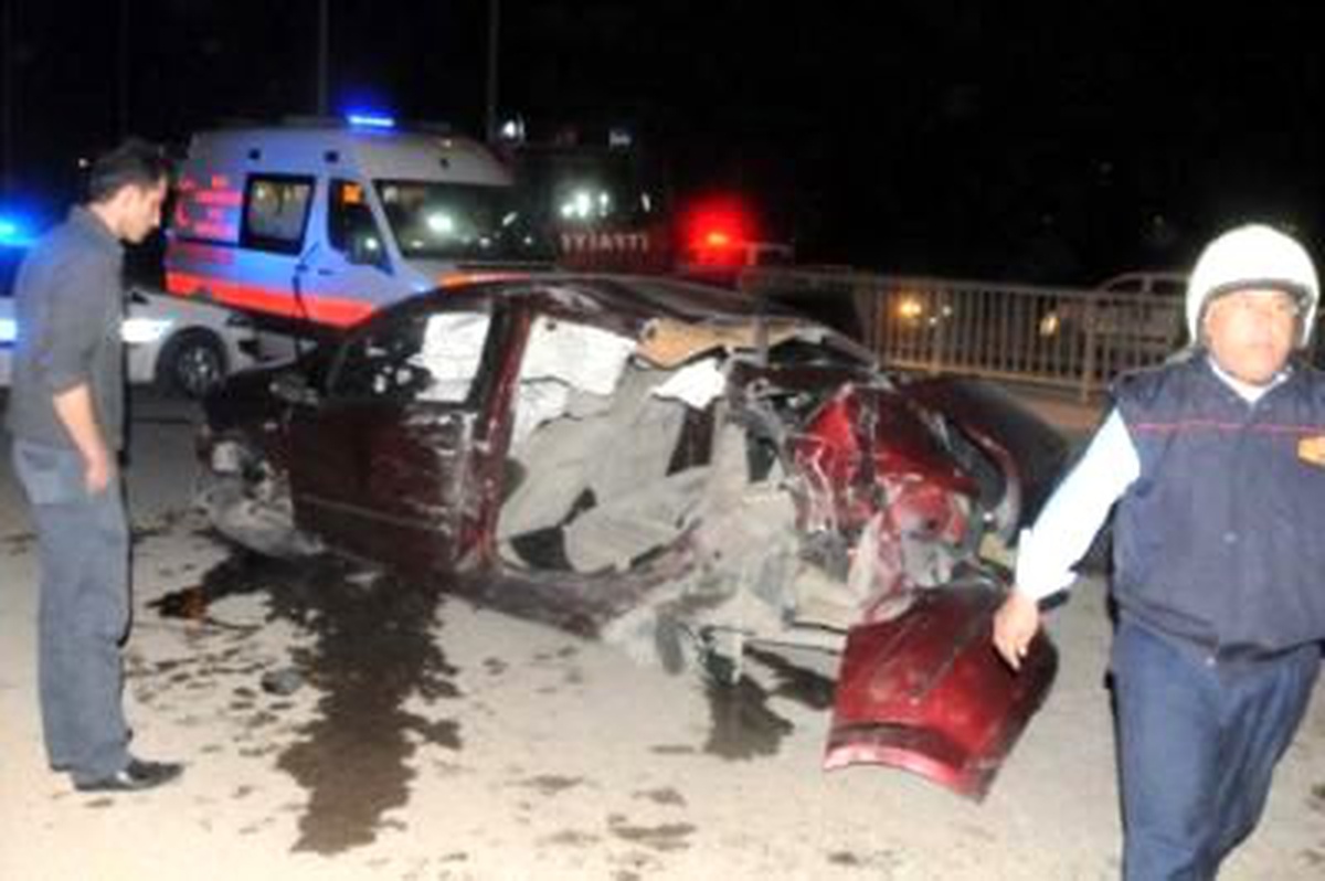 Mersin\'de Otomobilin Kamyona Çarptı