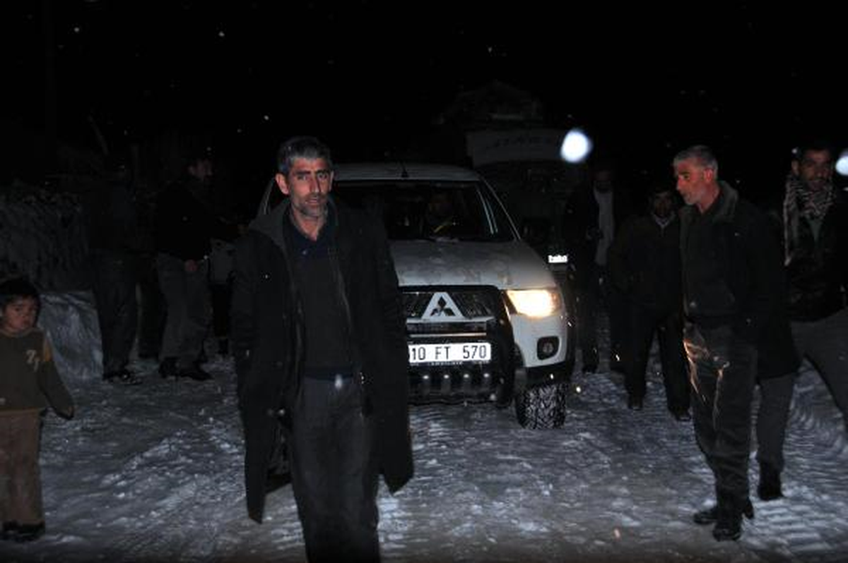 Muş\'ta Kar Yolları Kapattı, Mahsur Kalanları Ekipler Kurtardı