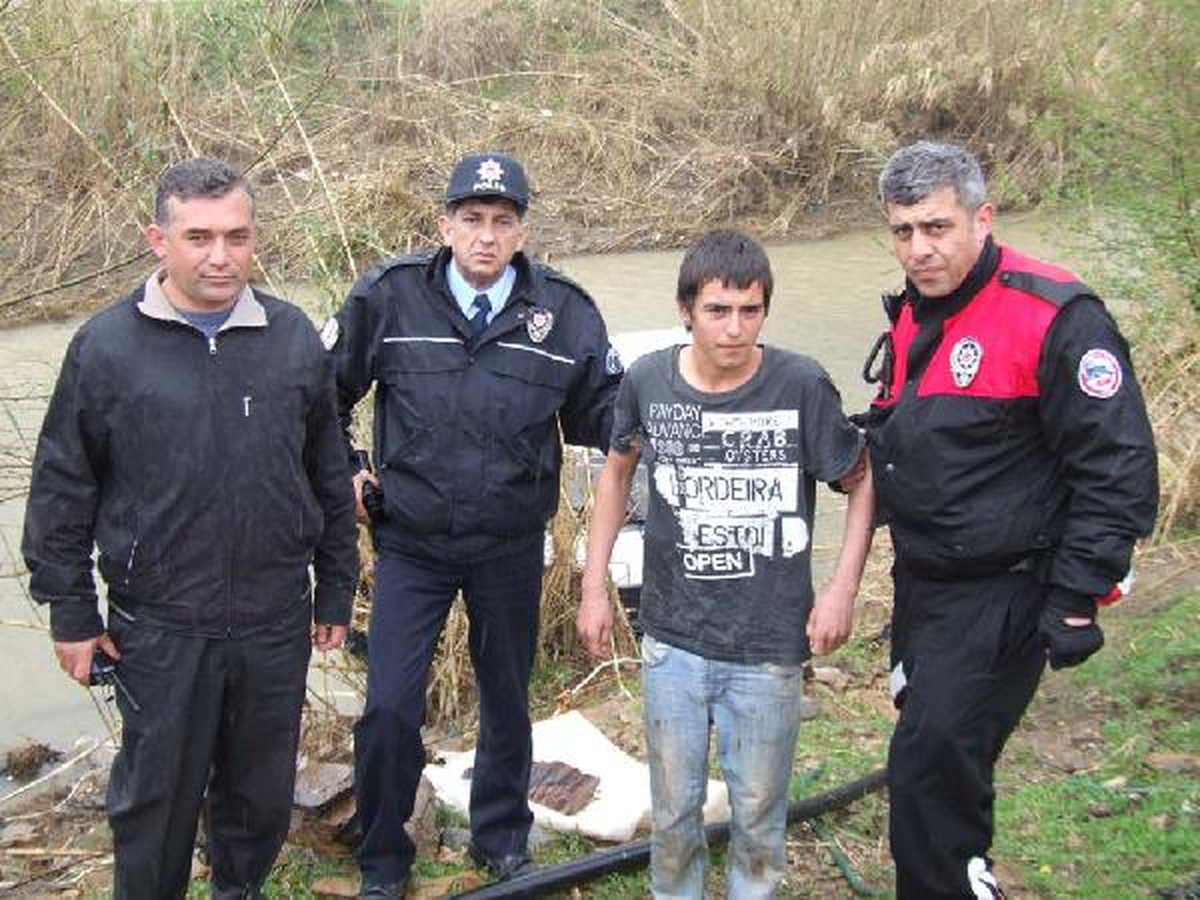 Muz Hırsızları Polisten Kaçarken Dereye Uçtu