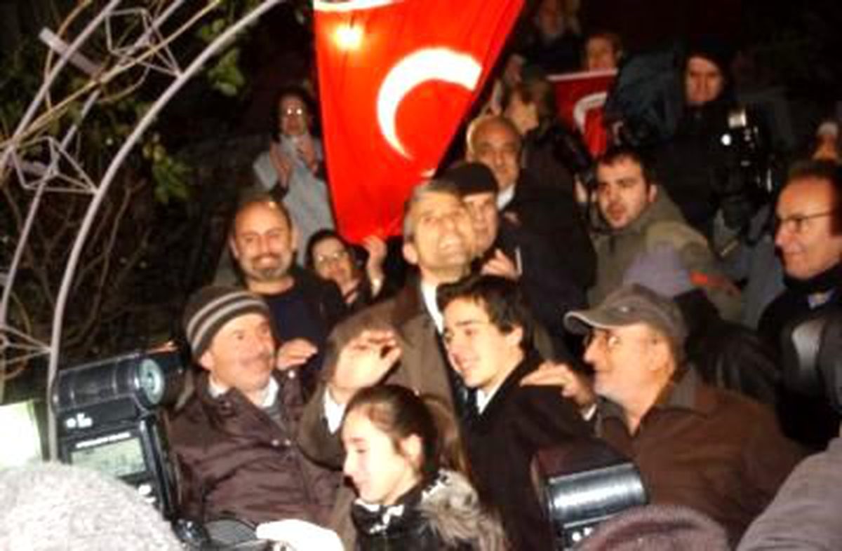 Nedim Şener Alkışlarla Karşılandı
