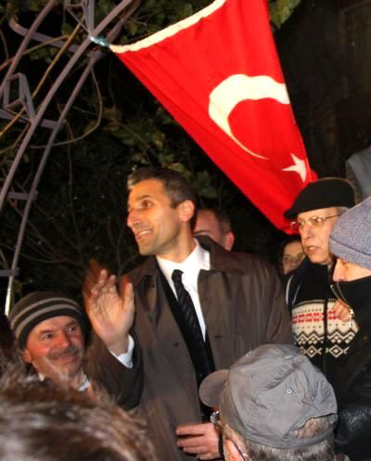 Nedim Şener, Evinin Önünde Coşkuyla Karşılandı