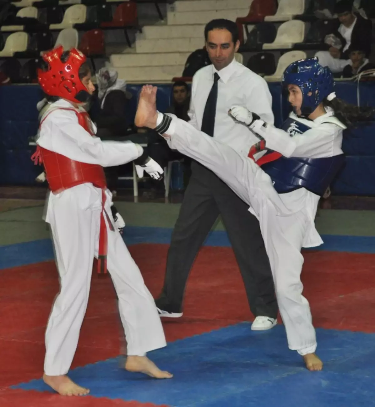 Okullar Arası Yıldızlar Tekvando İl Birinciliği Müsabakaları Başladı