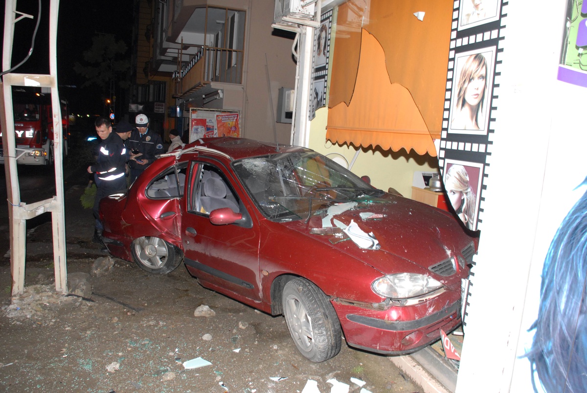 Otomobil Kuaför Salonuna Girdi: 1 Yaralı
