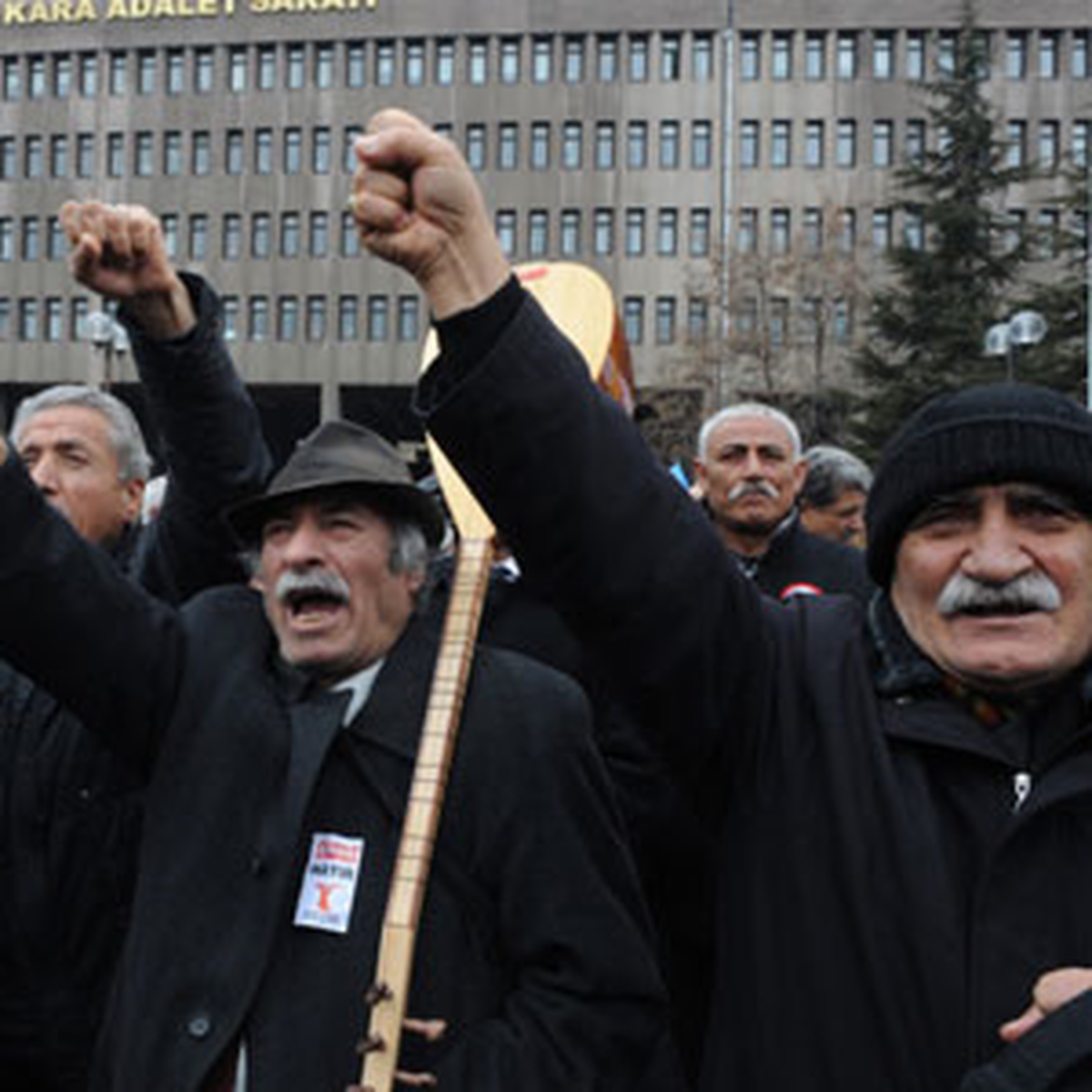 Sivas Davası\'nın Zaman Aşımına Uğramasını İstemeyen Kalabalık Adliye Önünde Toplandı