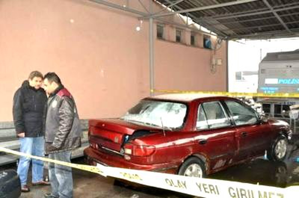 Sokağa Park Edilen Otomobilin Bagajından Ceset Cıktı (2)
