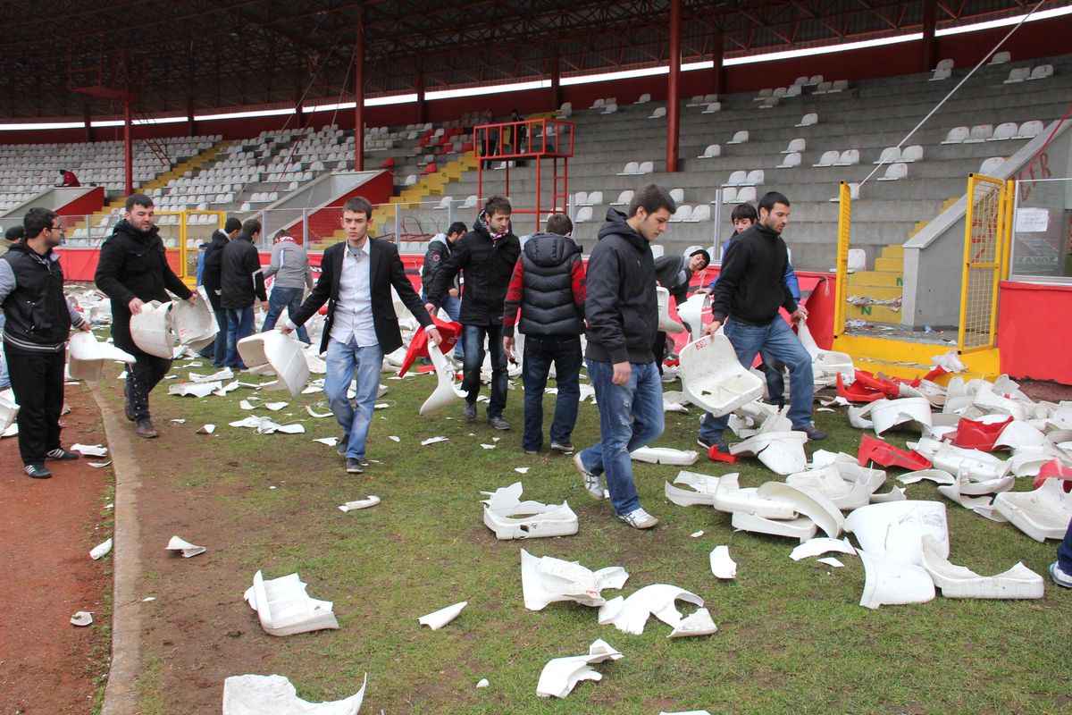 Taraftarlar, Kendi Yıktıkları Tribünü Kendileri Temizledi