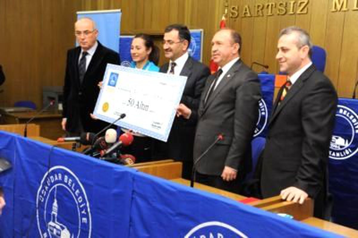 Üsküdar Belediyesi\'nden Aslı Çakır Alptekin\'e 50 Altın