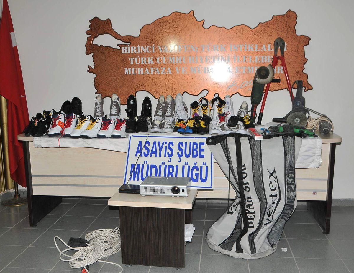 Yardıma Muhtaç Çocukların Ayakkabılarını Çalan Hırsızlar Yakalandı
