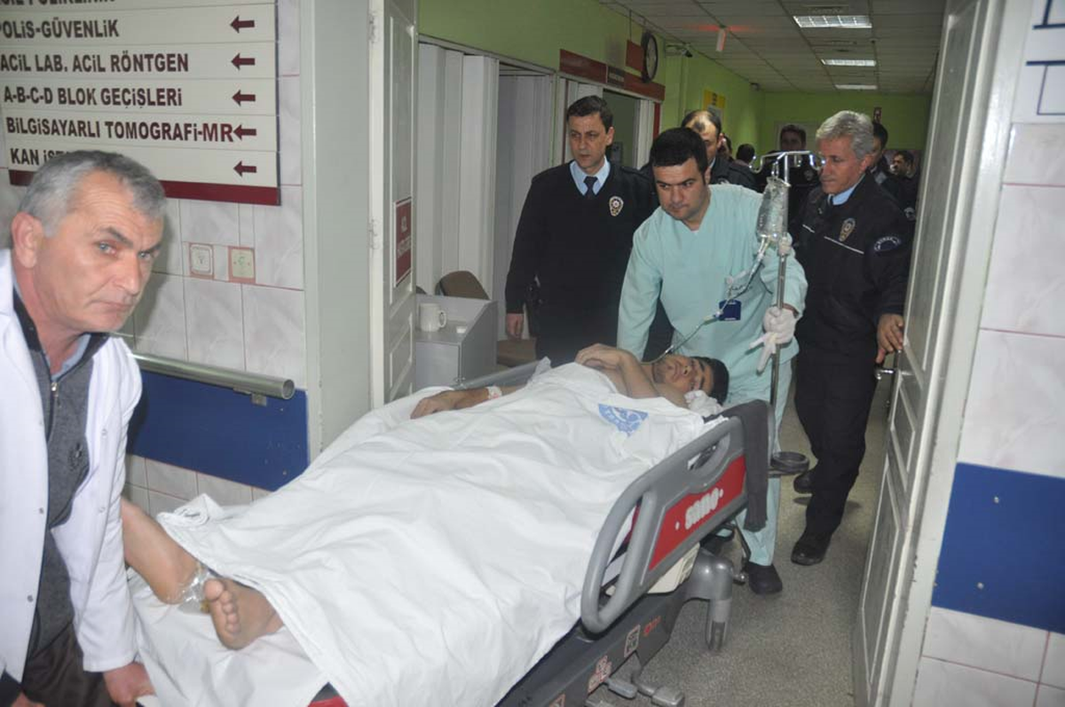 Ablasına Laf Atan Arkadaşını Bıçakladı