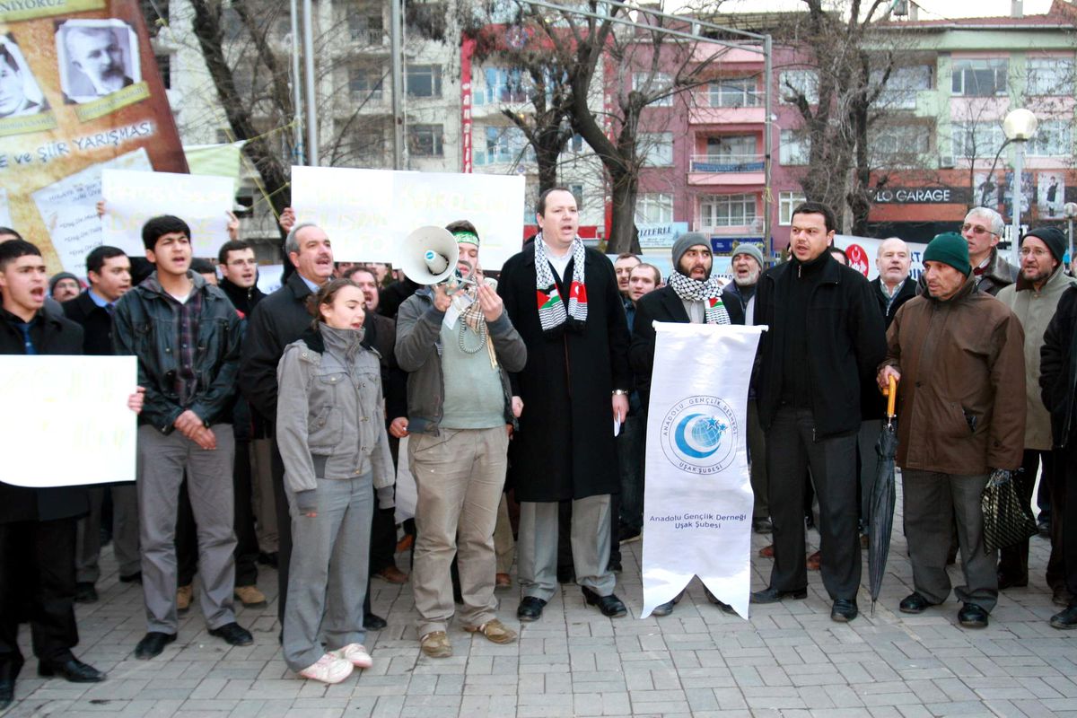 Anadolu Gençlik Derneği İsrail\'in Gazze\'ye Yönelik Saldırlarını Protesto Etti