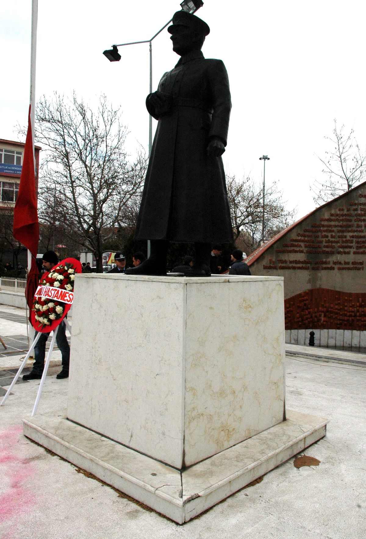 Atatürk Anıtına Yakışmayan Kaide