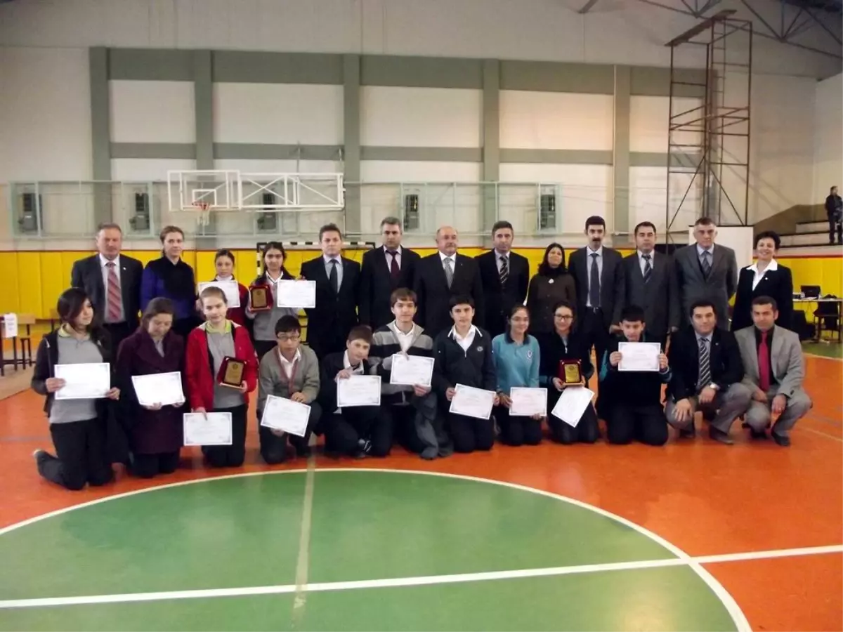 Ayvalık\'ta İlköğretim Okulları Bilgiyle Yarıştı