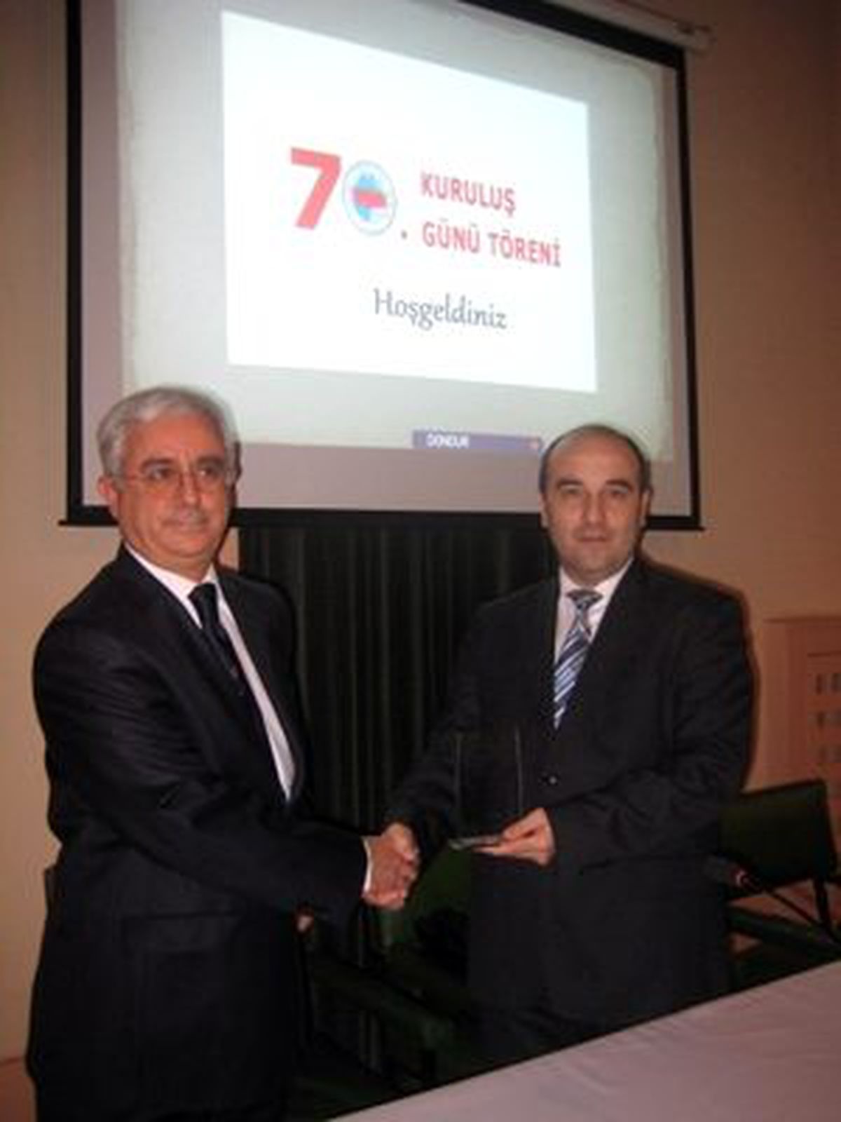 Başkan Uzun\'a Plaket