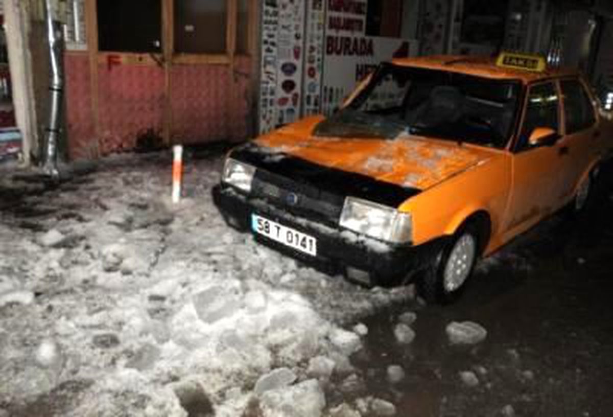 Çatıdan Taksinin Üzerine Buz Kütlesi Düştü, Şoför Yaralandı