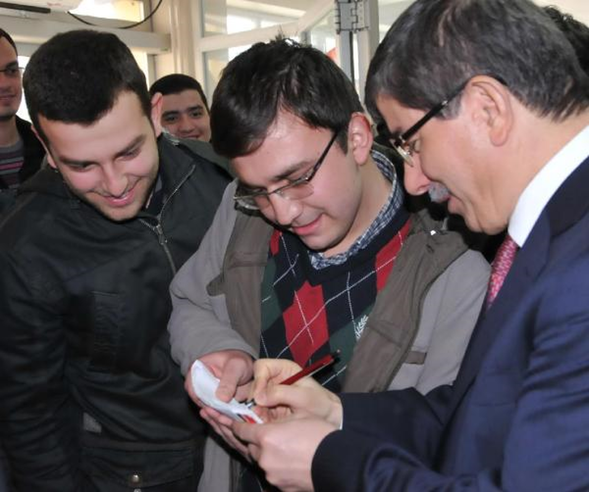 Davutoğlu: Türk Gazeteciler İçin Yoğun Çaba Harcıyoruz