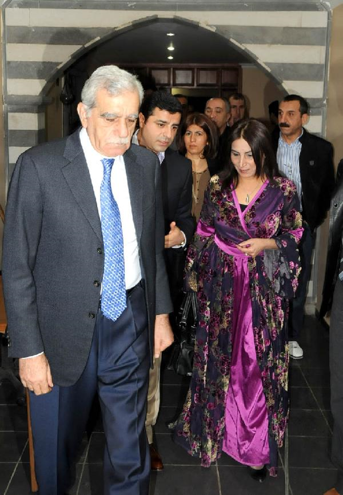 Demirtaş\'tan Nevruz Afişinin Kaldırılmasına Tepki: Valilik Gereksiz Bir Kurum, Kaldıracağız