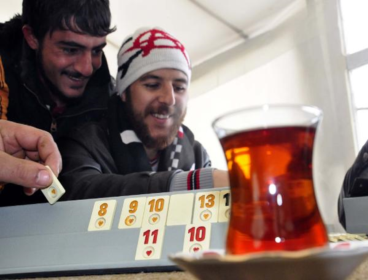 Depremzede Köylüler \'Çadır Kahve\'de Vakit Geçiriyor