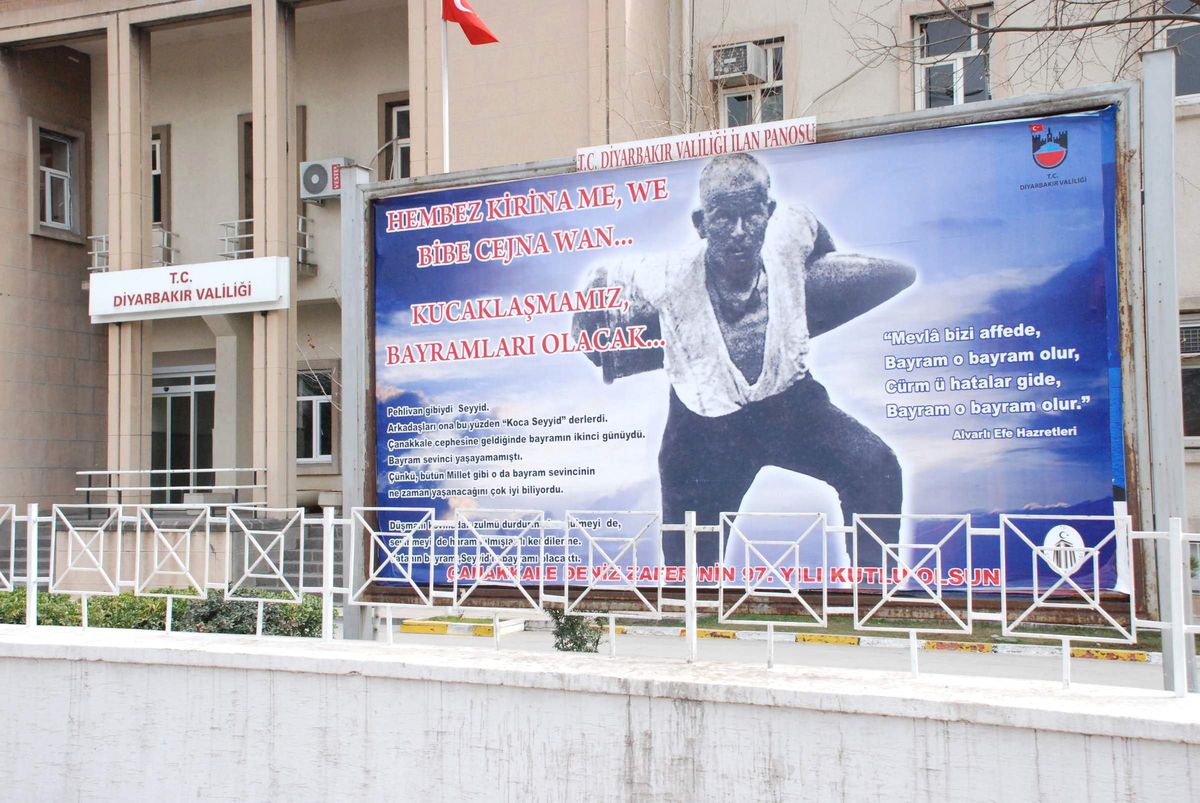 Diyarbakır Valiliği\'nden 18 Mart Çanakkale Zaferi Kutlamalarına Kürtçe Afiş