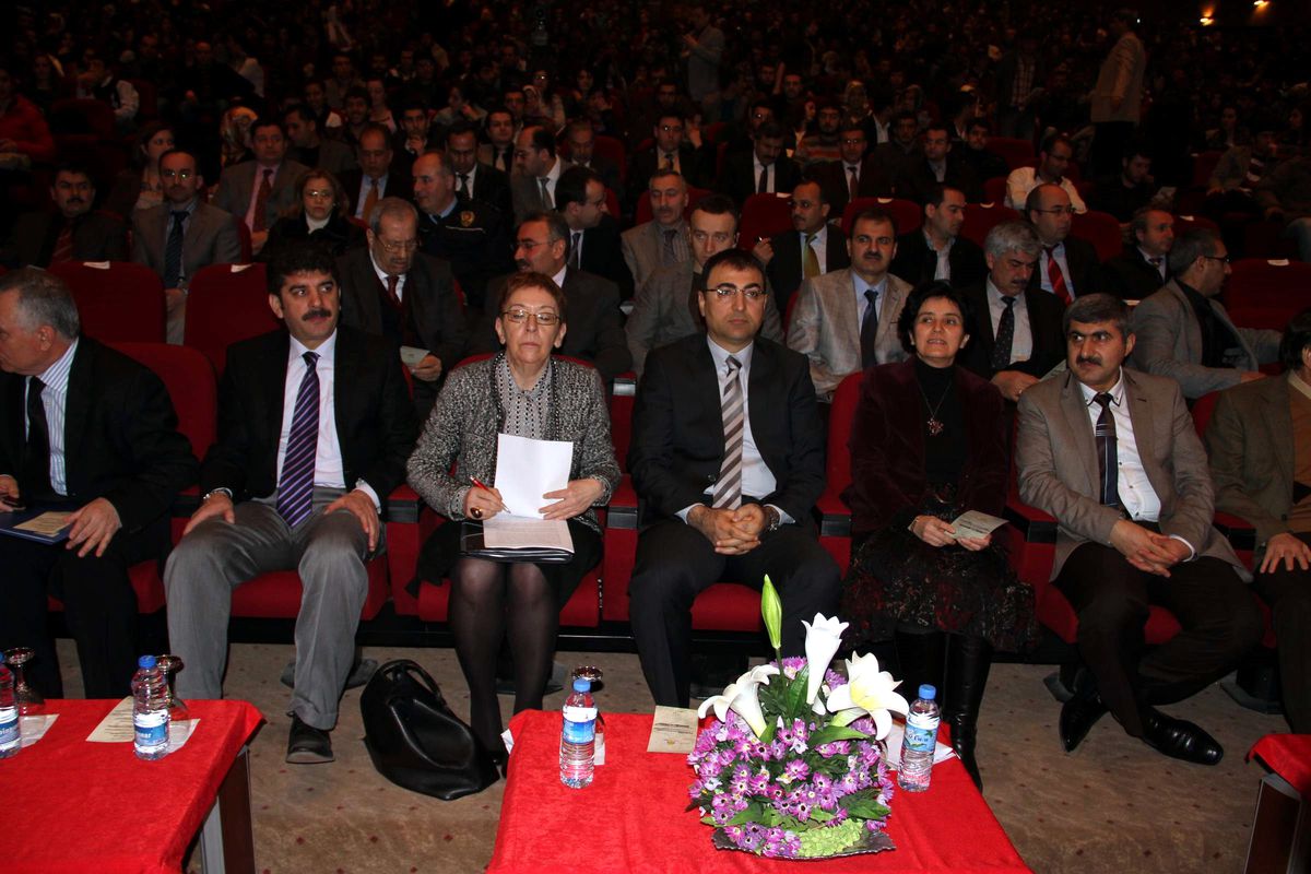Dü\'de Düzenlenen Uluslararası Konferansta Arap Baharı Süreci Tartışıldı