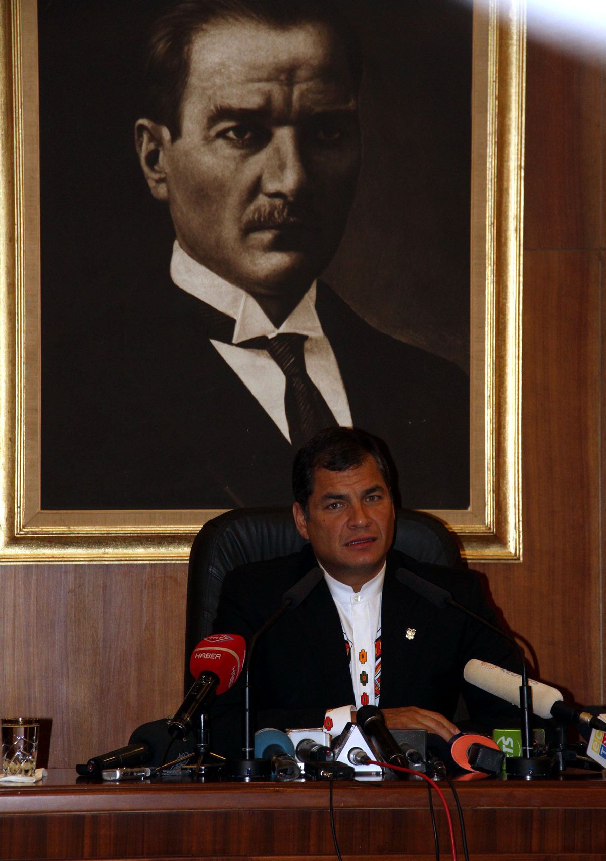 Ekvator Cumhurbaşkanı Correa "Güllerle" Geldi