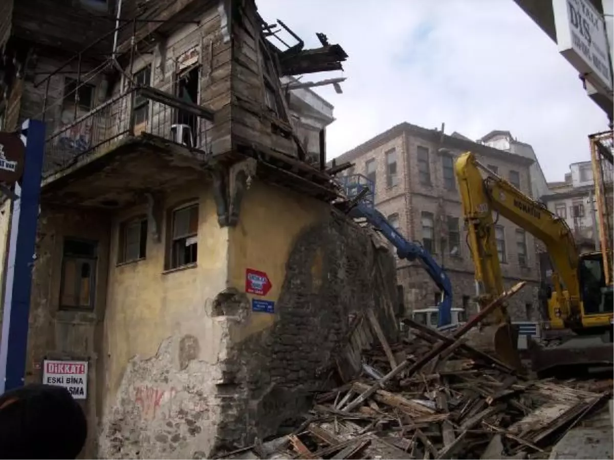 Heyelanda Hasar Gören Tarihi Bina Yıkıldı