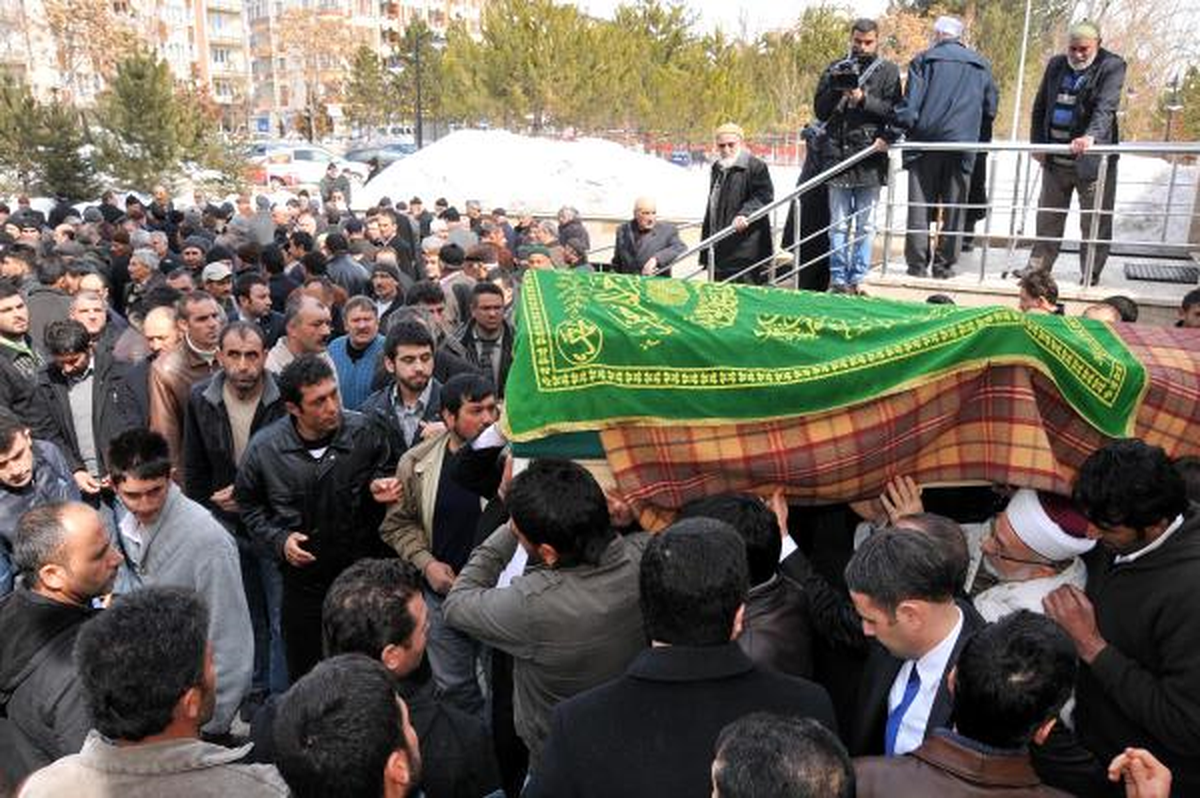 İstanbul'daki Yangında Ölen İşçi Sivas'ta Toprağa Verildi