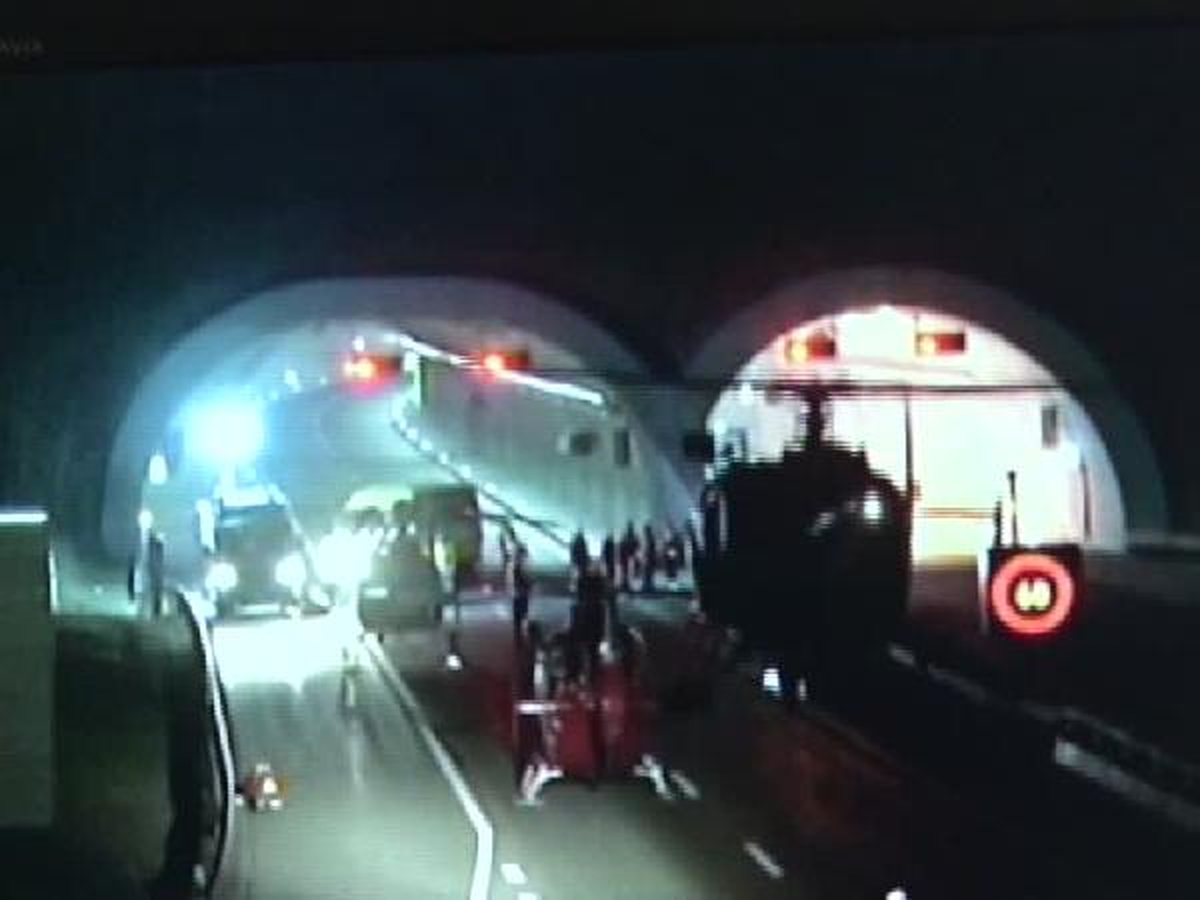 İsviçre\'de Öğrencileri Taşıyan Otobüs Kaza Yaptı 22\'si Çocuk 28 Kişi Öldü